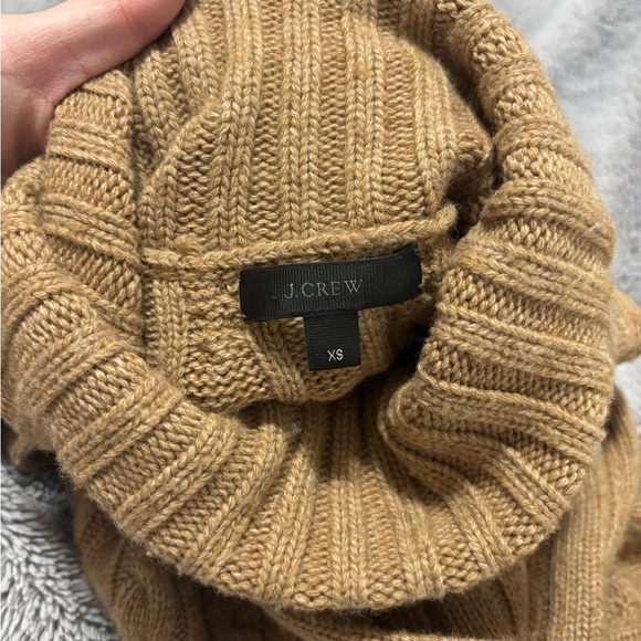 Women’s J. Crew Camel Cable Knit Turtleneck Sweater Wool Blend Oversized XS - Picture 4 of 5